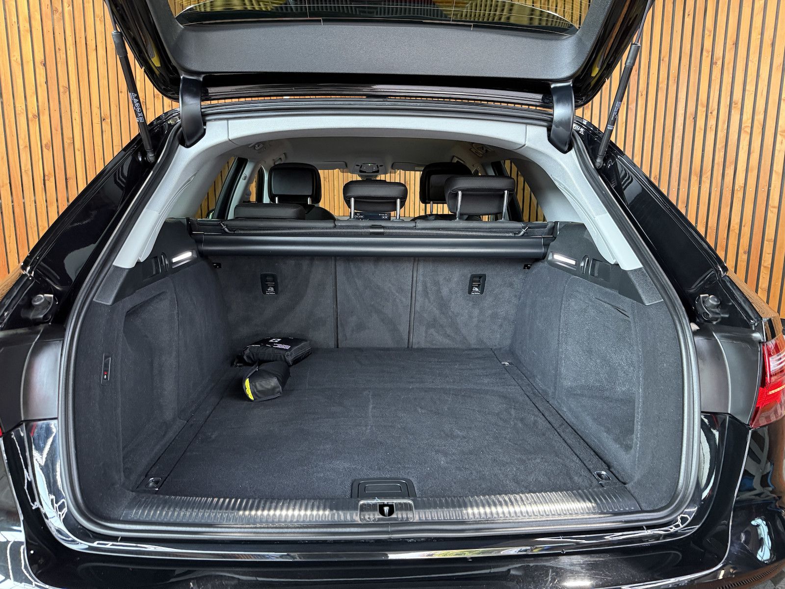 Fahrzeugabbildung Audi A4 Avant 2,0 TDI Aut. *Navi+*ACC*AHK*Kamera*App*
