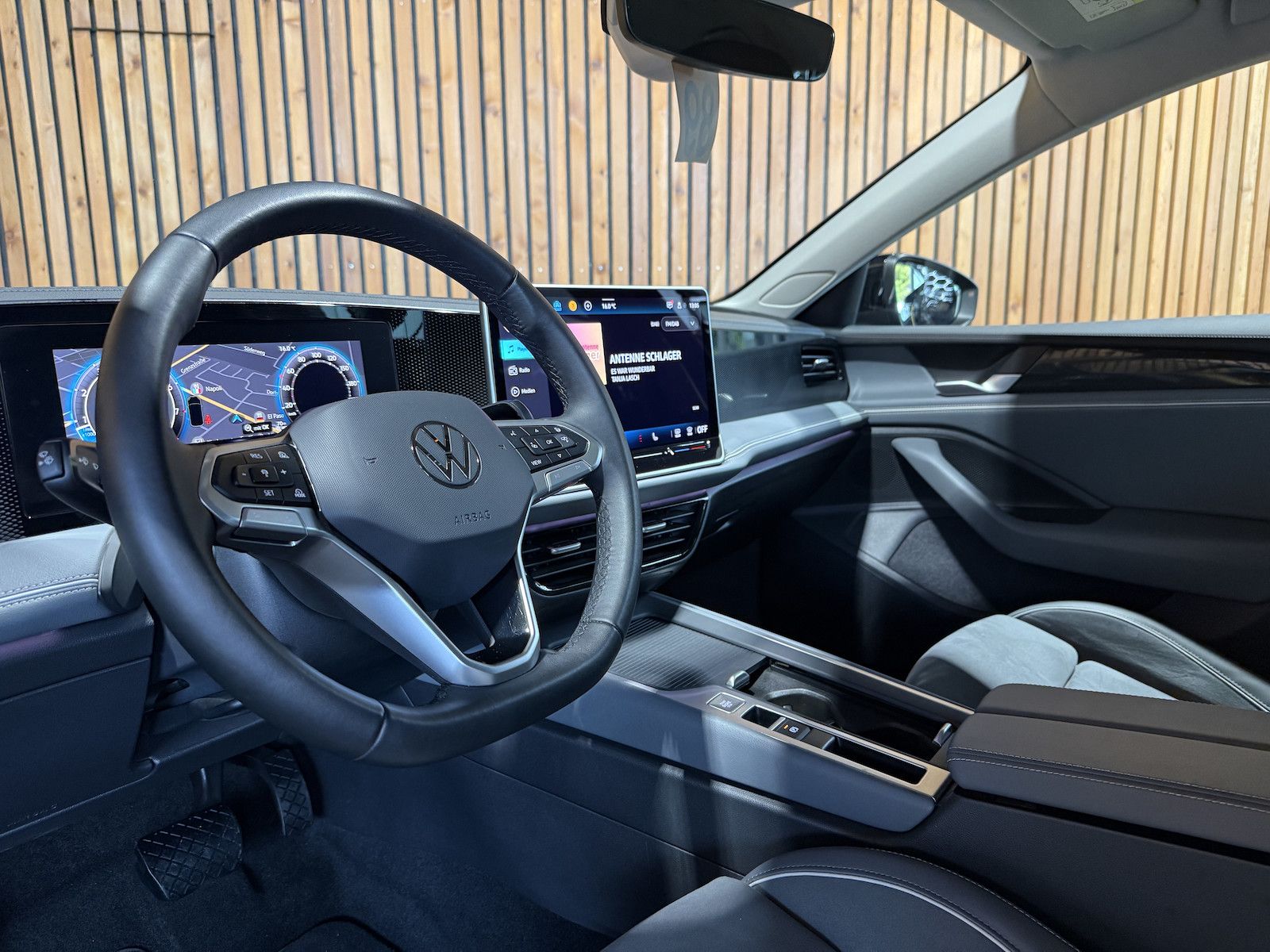 Fahrzeugabbildung Volkswagen Passat Variant 1,5 eTSI DSG *Navi*AHK*360°*LED*