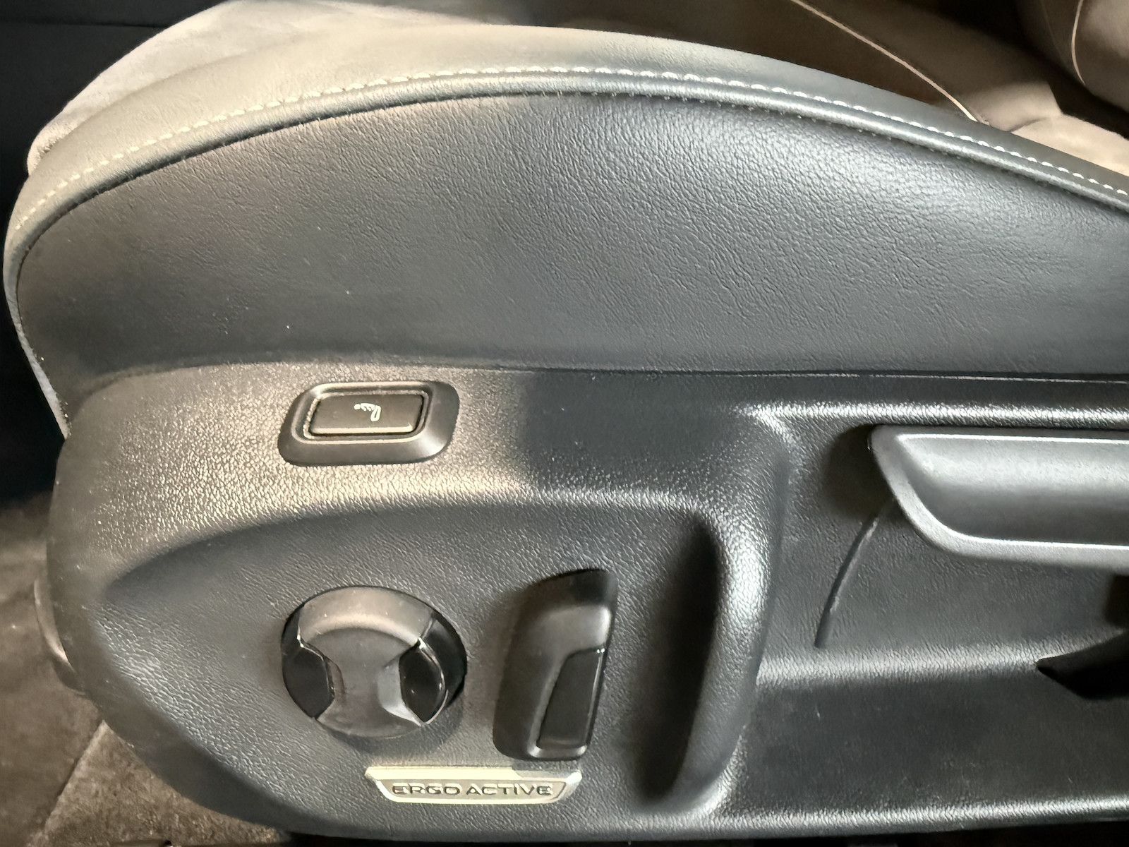 Fahrzeugabbildung Volkswagen Passat Variant 1,5 eTSI DSG *Navi*AHK*360°*LED*