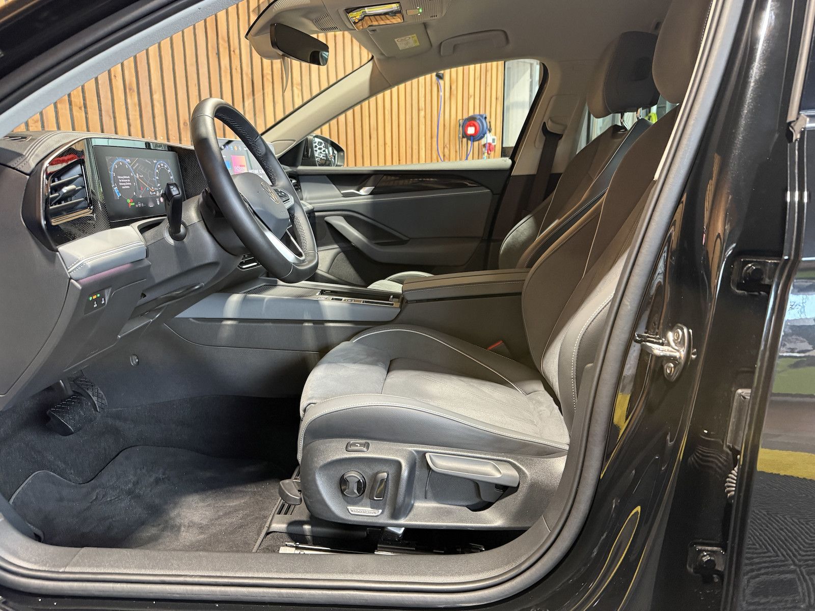 Fahrzeugabbildung Volkswagen Passat Variant 1,5 eTSI DSG *Navi*AHK*360°*LED*