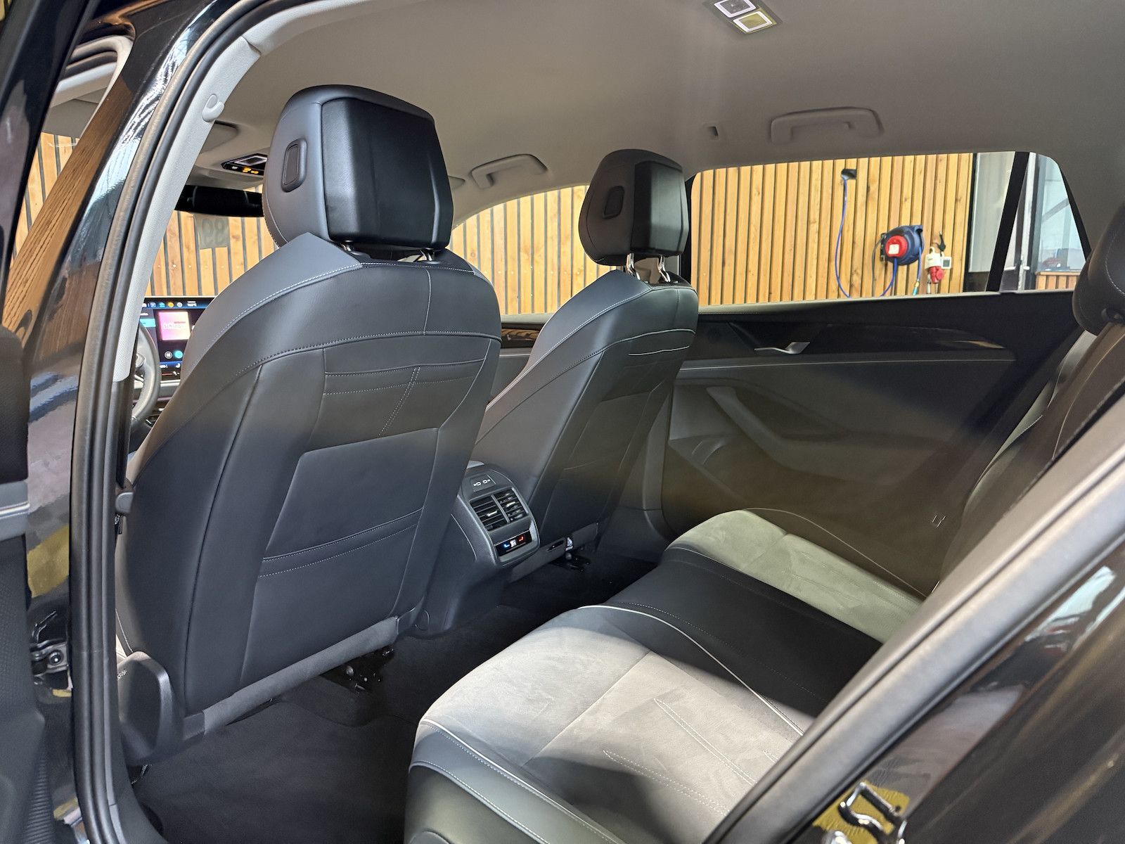 Fahrzeugabbildung Volkswagen Passat Variant 1,5 eTSI DSG *Navi*AHK*360°*LED*