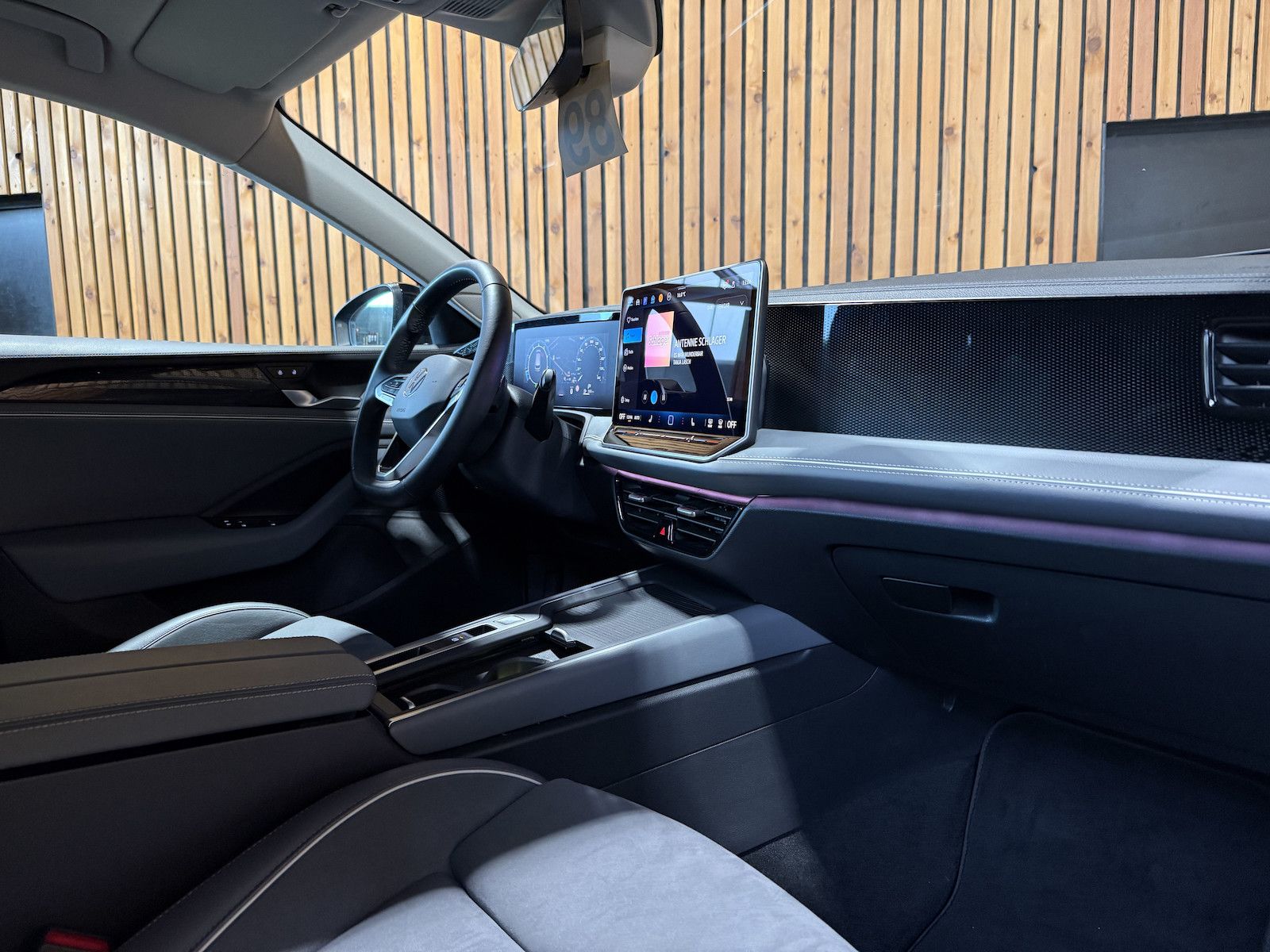 Fahrzeugabbildung Volkswagen Passat Variant 1,5 eTSI DSG *Navi*AHK*360°*LED*