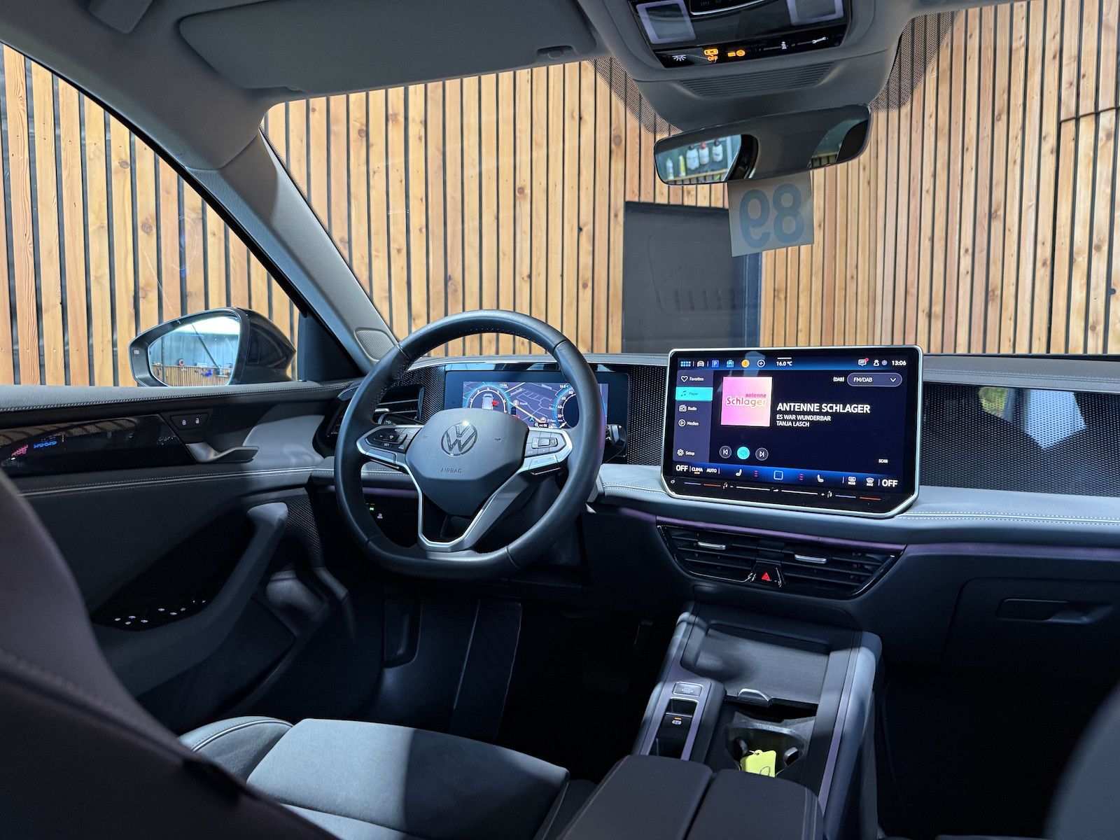 Fahrzeugabbildung Volkswagen Passat Variant 1,5 eTSI DSG *Navi*AHK*360°*LED*