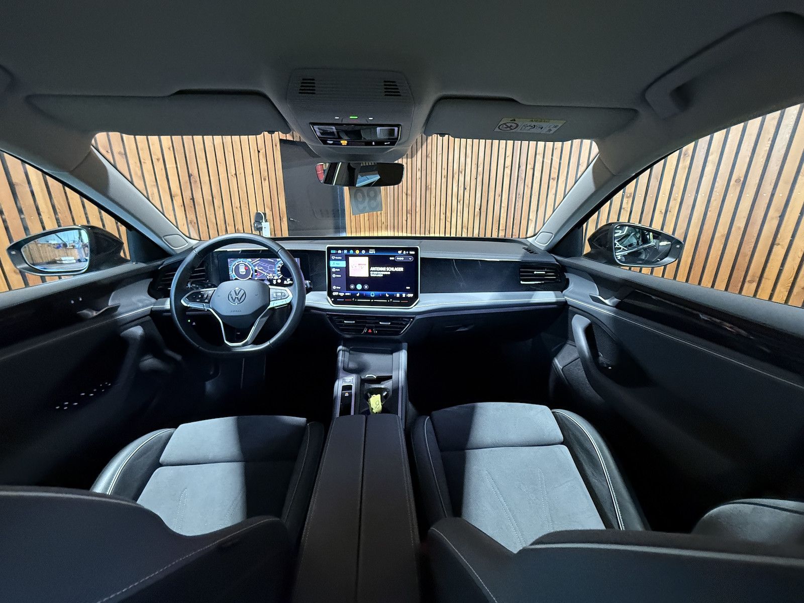 Fahrzeugabbildung Volkswagen Passat Variant 1,5 eTSI DSG *Navi*AHK*360°*LED*