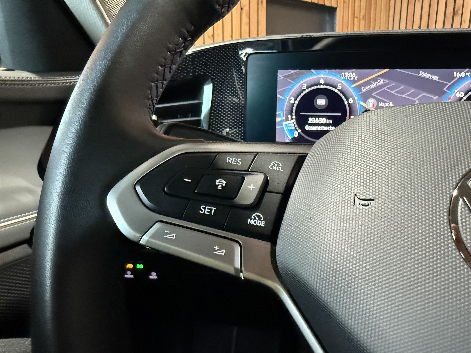 Fahrzeugabbildung Volkswagen Passat Variant 1,5 eTSI DSG *Navi*AHK*360°*LED*