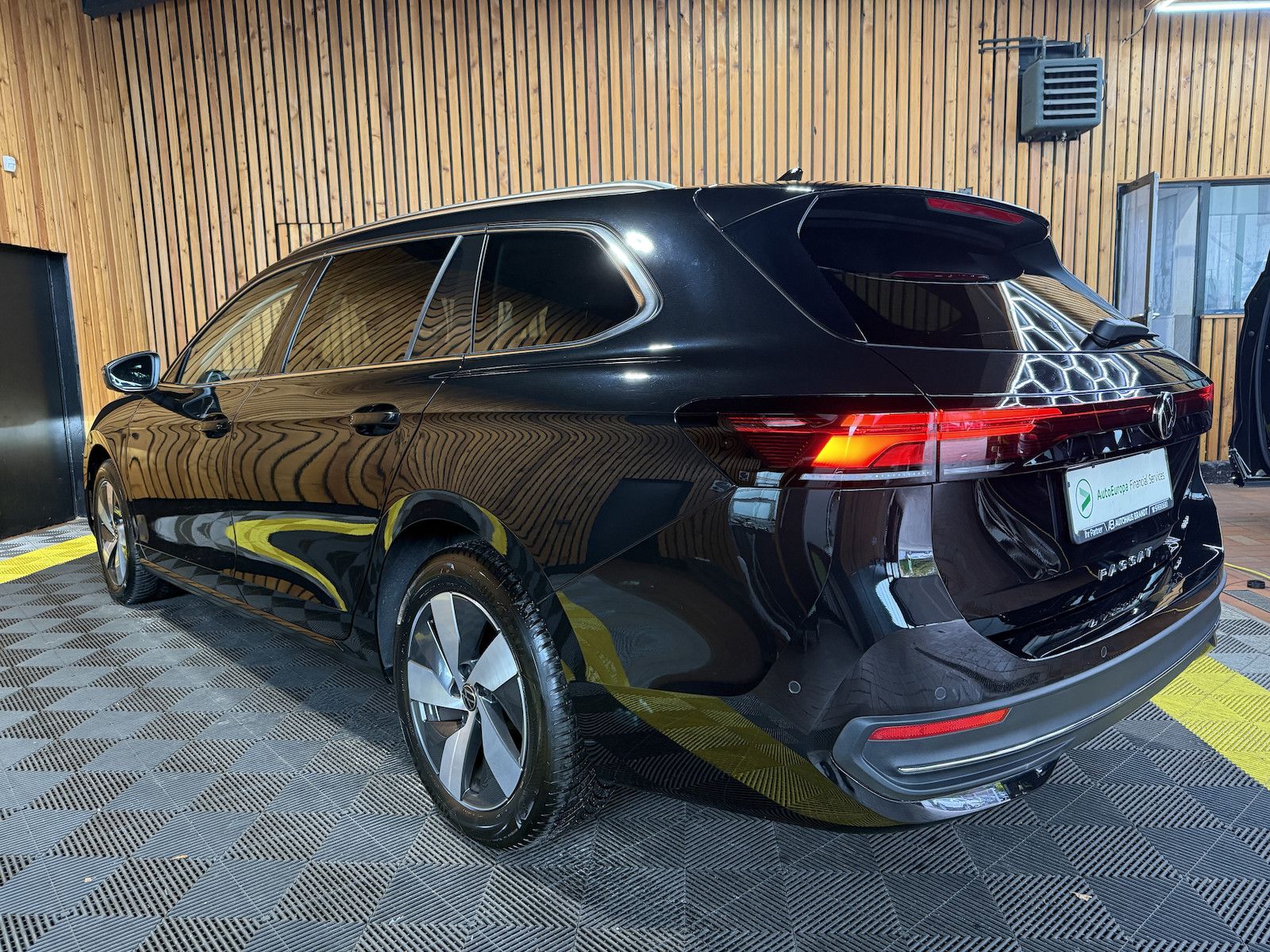 Fahrzeugabbildung Volkswagen Passat Variant 1,5 eTSI DSG *Navi*AHK*360°*LED*