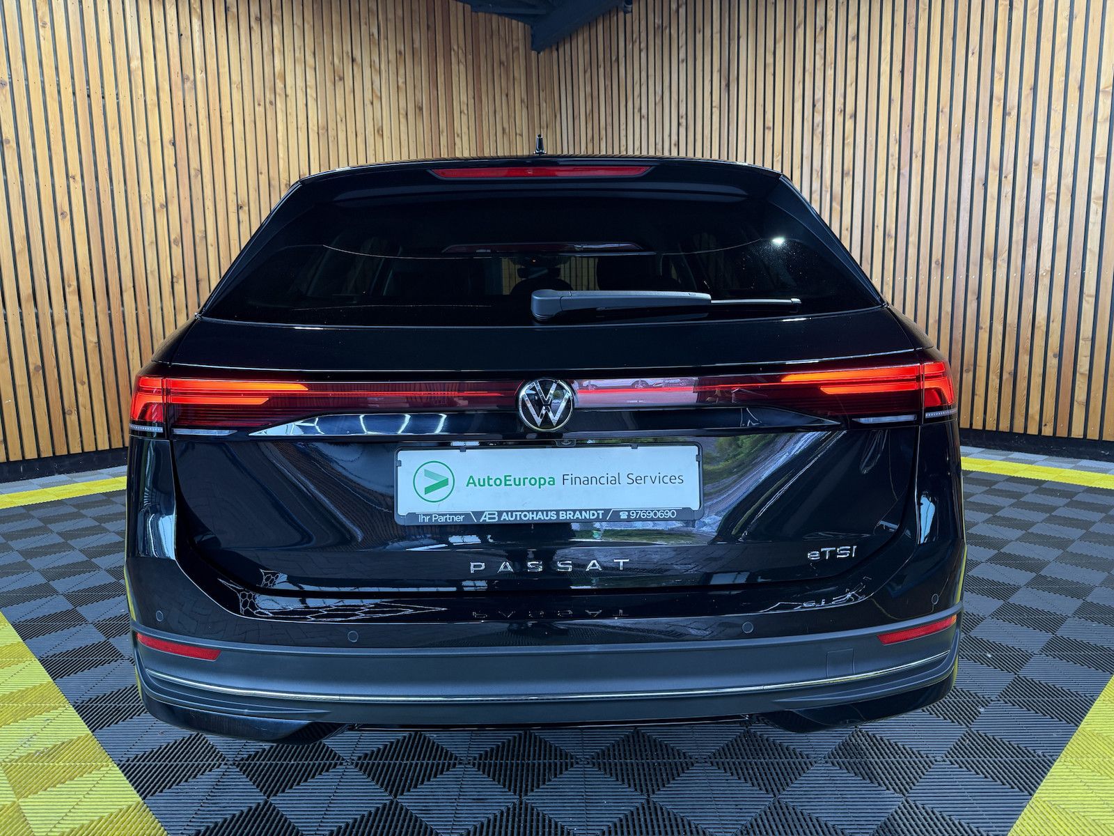 Fahrzeugabbildung Volkswagen Passat Variant 1,5 eTSI DSG *Navi*AHK*360°*LED*