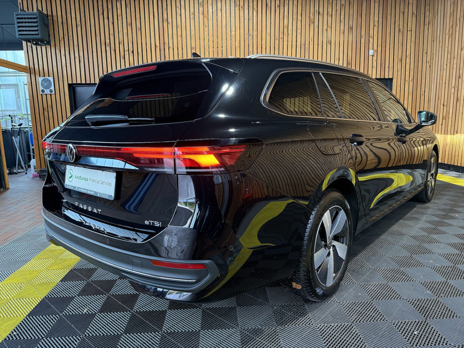 Fahrzeugabbildung Volkswagen Passat Variant 1,5 eTSI DSG *Navi*AHK*360°*LED*