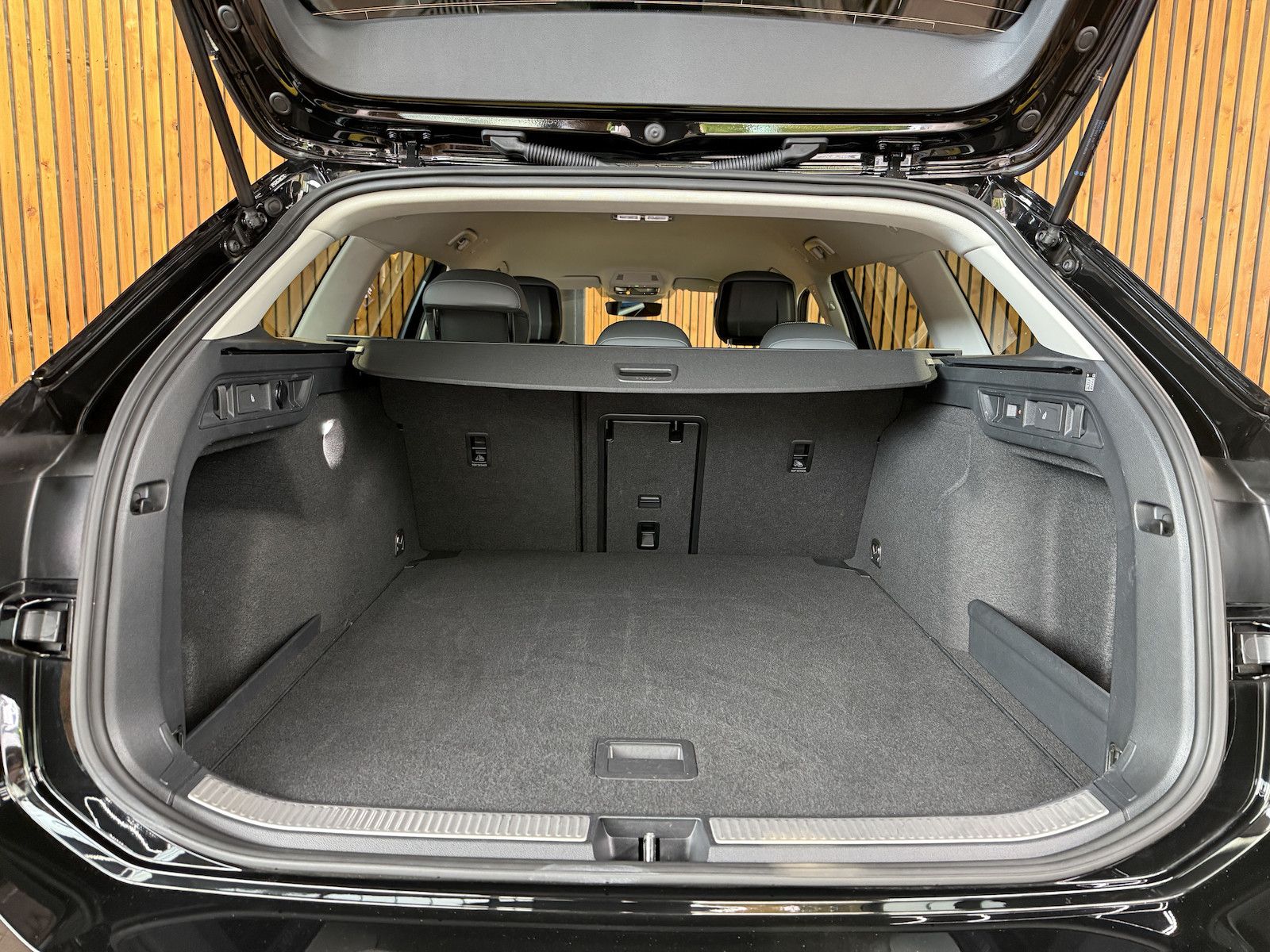 Fahrzeugabbildung Volkswagen Passat Variant 1,5 eTSI DSG *Navi*AHK*360°*LED*