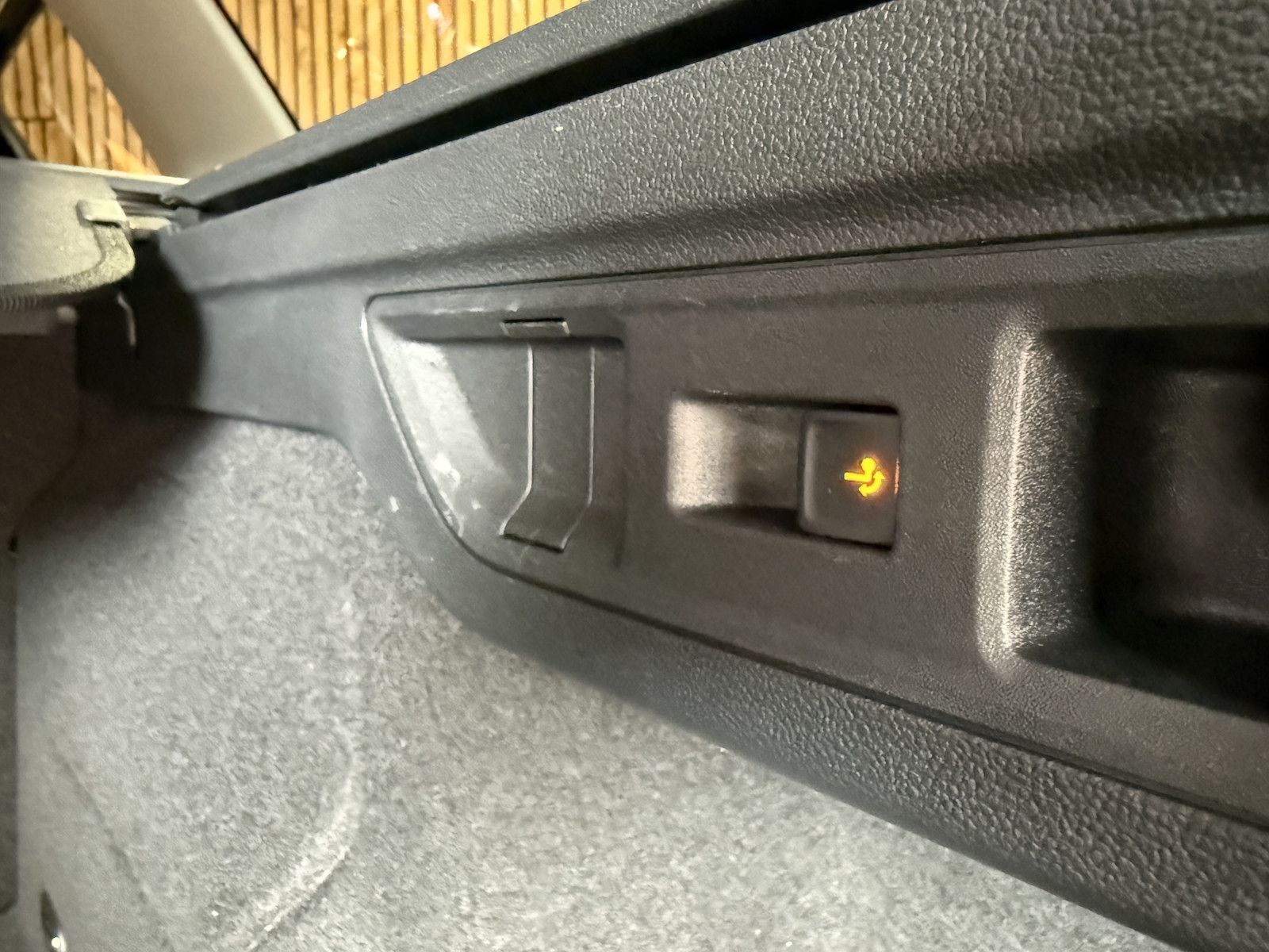 Fahrzeugabbildung Volkswagen Passat Variant 1,5 eTSI DSG *Navi*AHK*360°*LED*