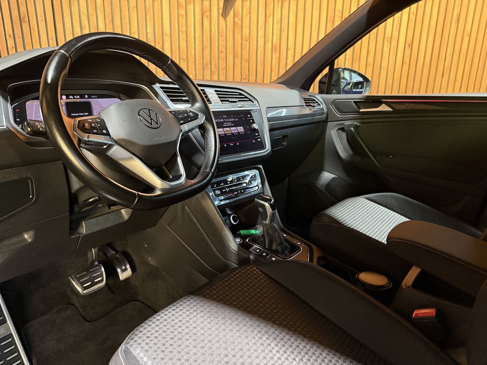 Fahrzeugabbildung Volkswagen Tiguan 1,5 TSI DSG *Navi*Matrix*AHK*Kam*Virtual*