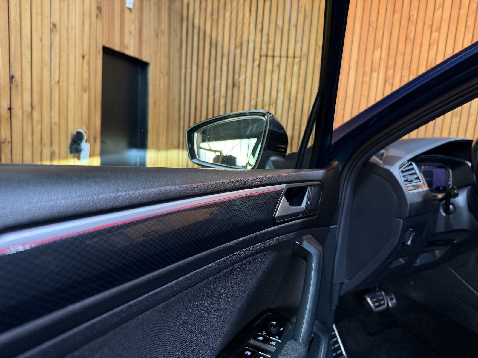 Fahrzeugabbildung Volkswagen Tiguan 1,5 TSI DSG *Navi*Matrix*AHK*Kam*Virtual*