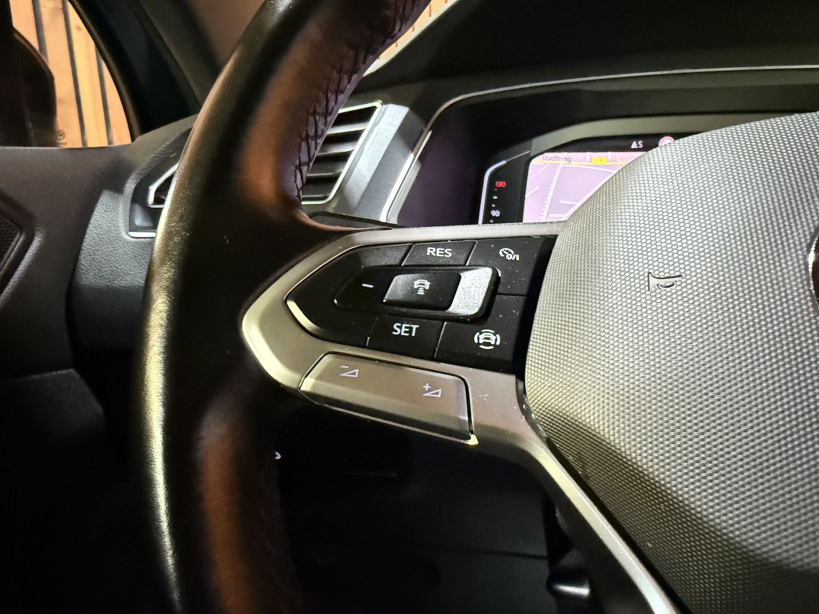 Fahrzeugabbildung Volkswagen Tiguan 1,5 TSI DSG *Navi*Matrix*AHK*Kam*Virtual*