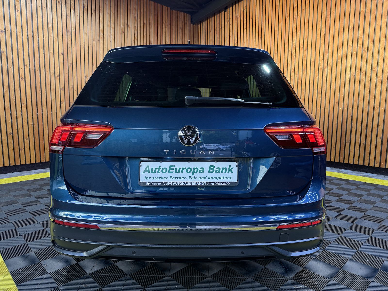 Fahrzeugabbildung Volkswagen Tiguan 1,5 TSI DSG *Navi*Matrix*AHK*Kam*Virtual*