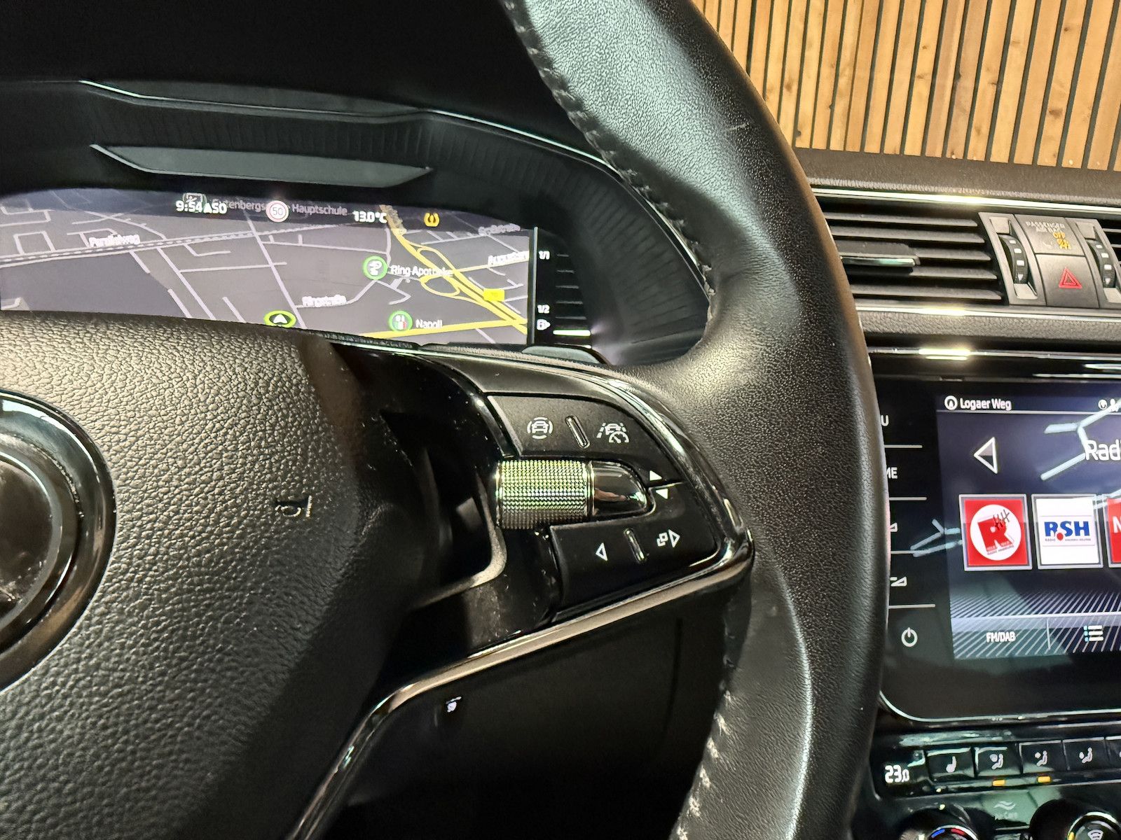 Fahrzeugabbildung SKODA Superb Combi Style TDI DSG *Navi*ACC*Virtual*AHK