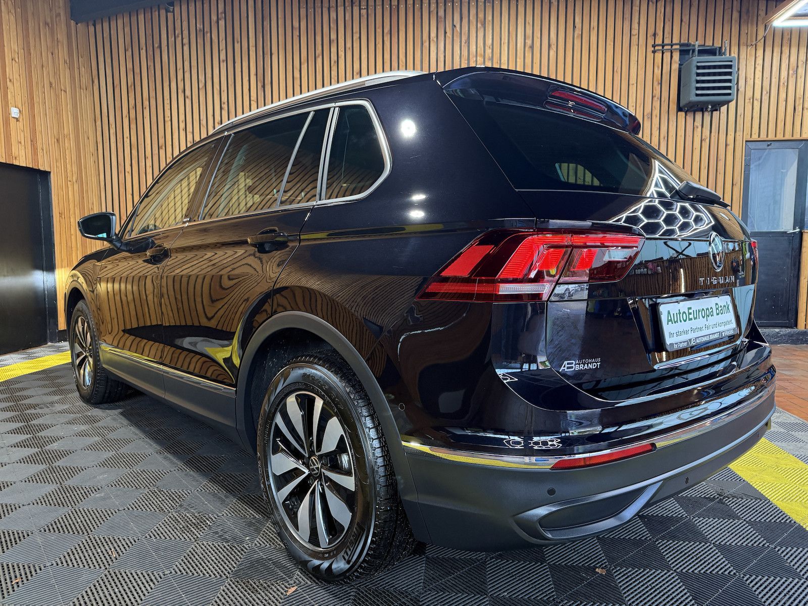 Fahrzeugabbildung Volkswagen Tiguan 1,5 TSI Move DSG *Navi*ACC*Kam*LED*App*