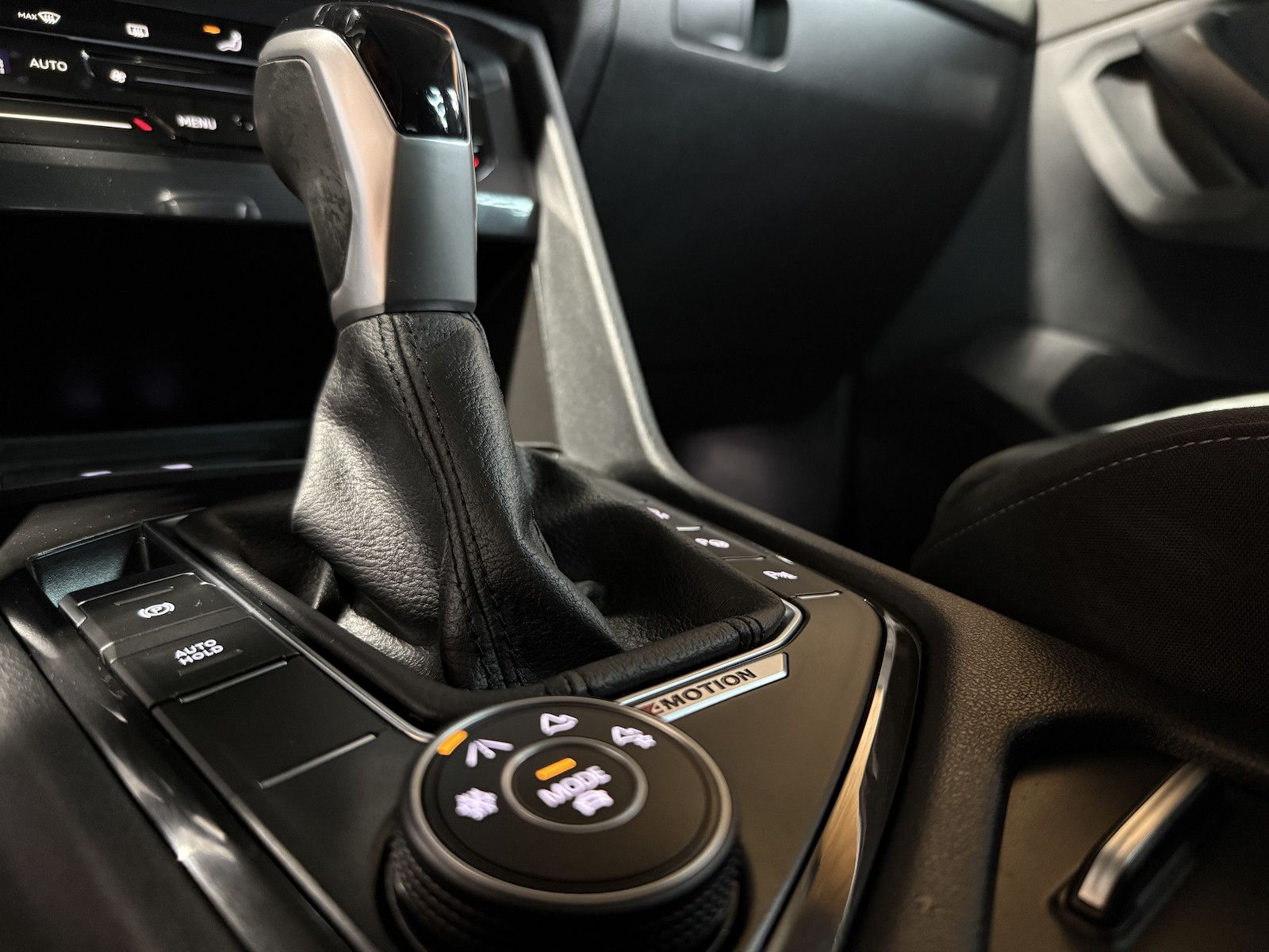 Fahrzeugabbildung Volkswagen Tiguan 2,0 TDI 4M DSG *Navi*Kam*AHK*StandHz*Virt