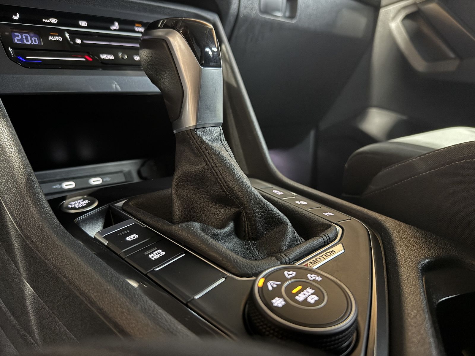 Fahrzeugabbildung Volkswagen Tiguan Allspace 2,0 TDI 4M DSG Navi*Kam*AHK*Head