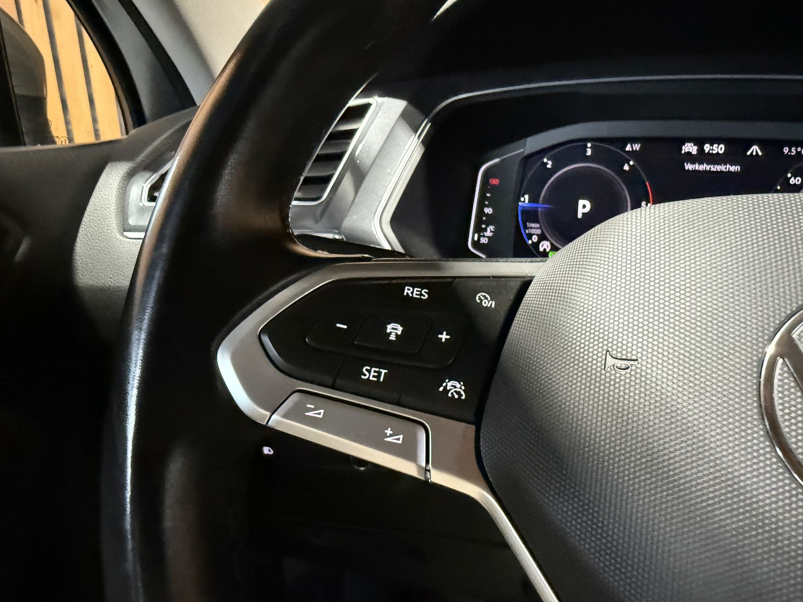 Fahrzeugabbildung Volkswagen Tiguan Allspace 2,0 TDI 4M DSG Navi*Kam*AHK*Head