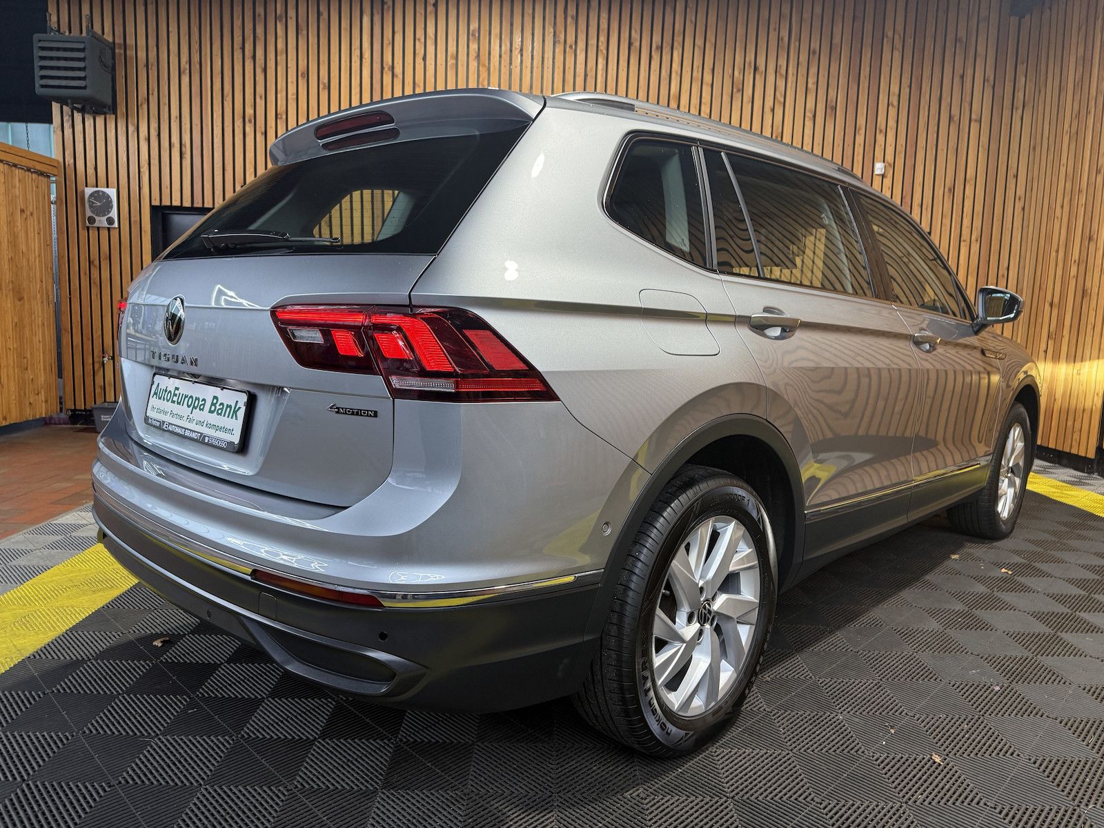 Fahrzeugabbildung Volkswagen Tiguan Allspace 2,0 TDI 4M DSG Navi*Kam*AHK*Head