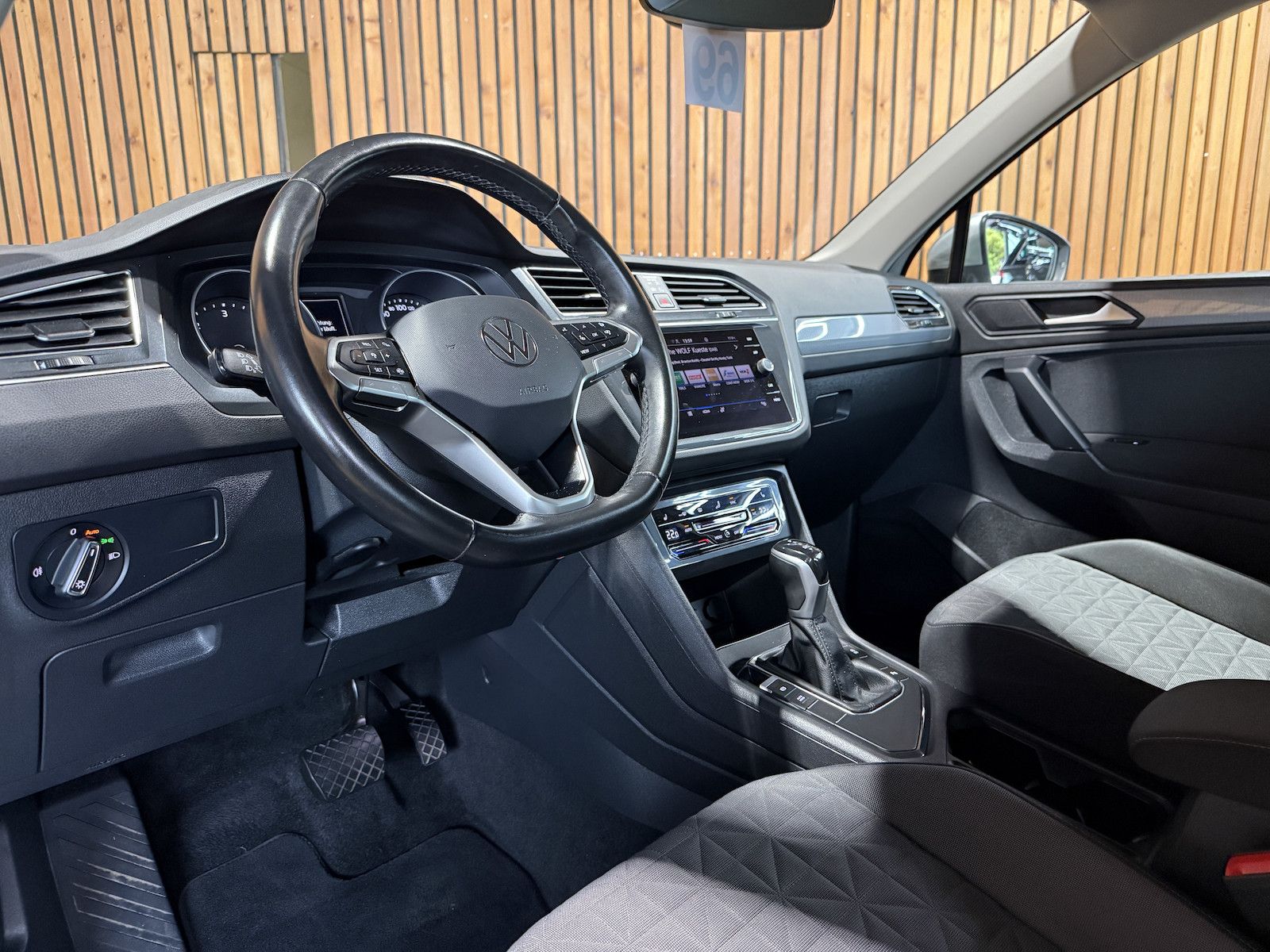 Fahrzeugabbildung Volkswagen Tiguan 2,0 TDI Life DSG *Navi*ACC*AHK*App*LED*