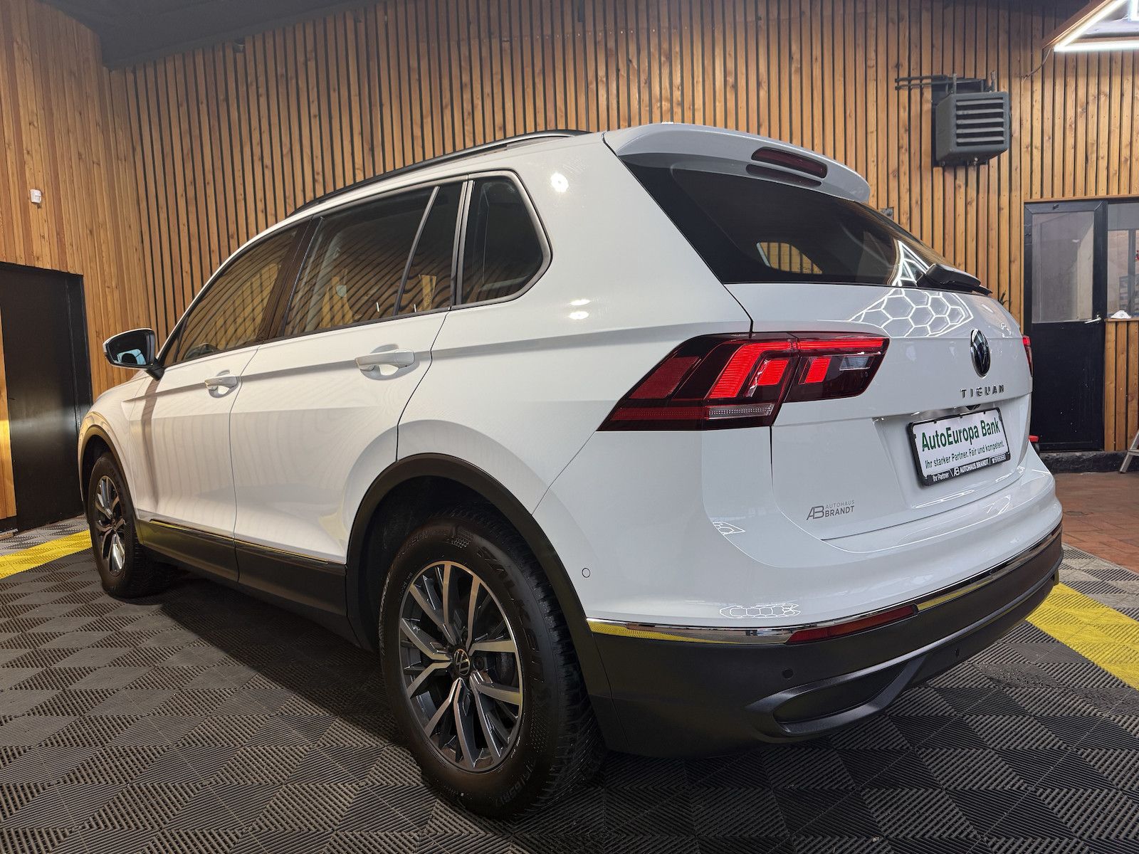 Fahrzeugabbildung Volkswagen Tiguan 2,0 TDI Life DSG *Navi*ACC*AHK*Kam*LED*