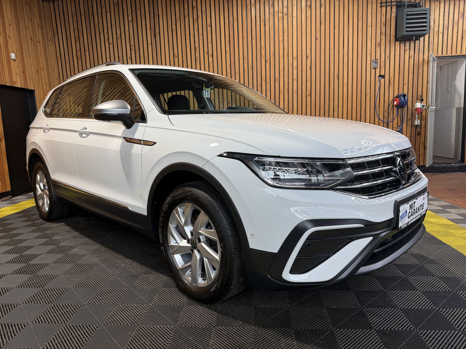 Fahrzeugabbildung Volkswagen Tiguan Allspace 2,0 TDI DSG *Navi*Kam*LED*Head*
