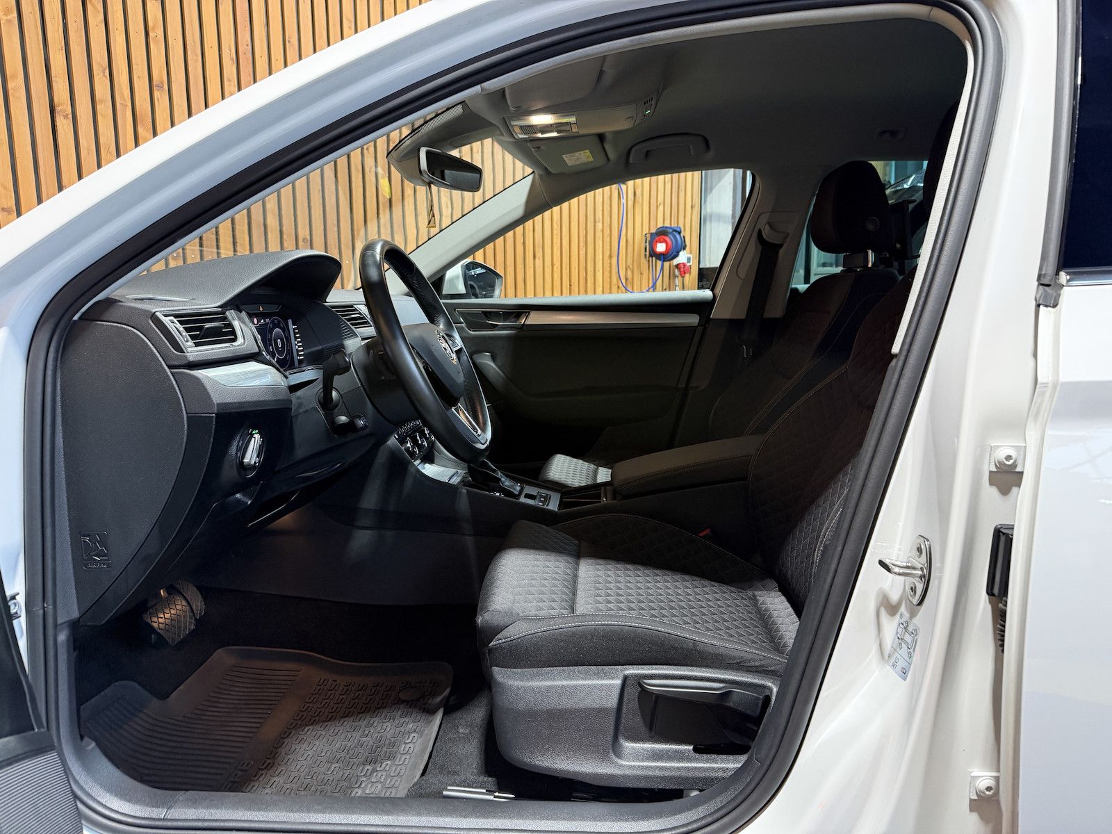 Fahrzeugabbildung SKODA Superb Combi TSI iV DSG *Navi*Virt*Kam*Kessy*DCC