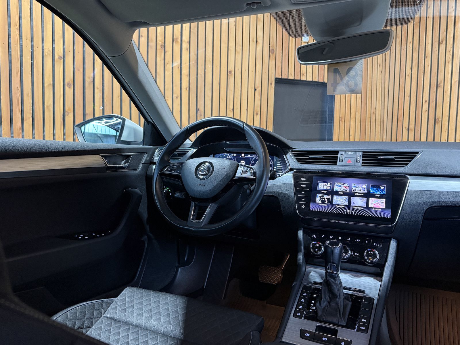 Fahrzeugabbildung SKODA Superb Combi TSI iV DSG *Navi*Virt*Kam*Kessy*DCC