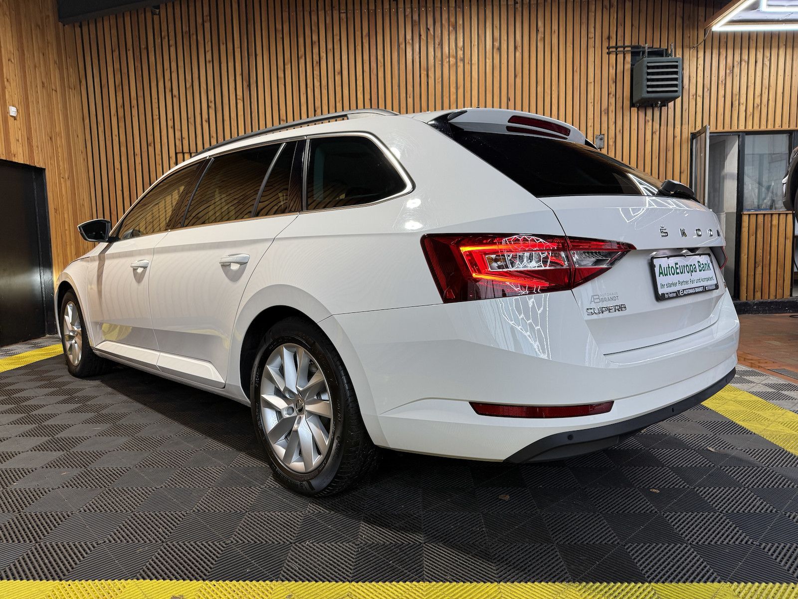 Fahrzeugabbildung SKODA Superb Combi TSI iV DSG *Navi*Virt*Kam*Kessy*DCC