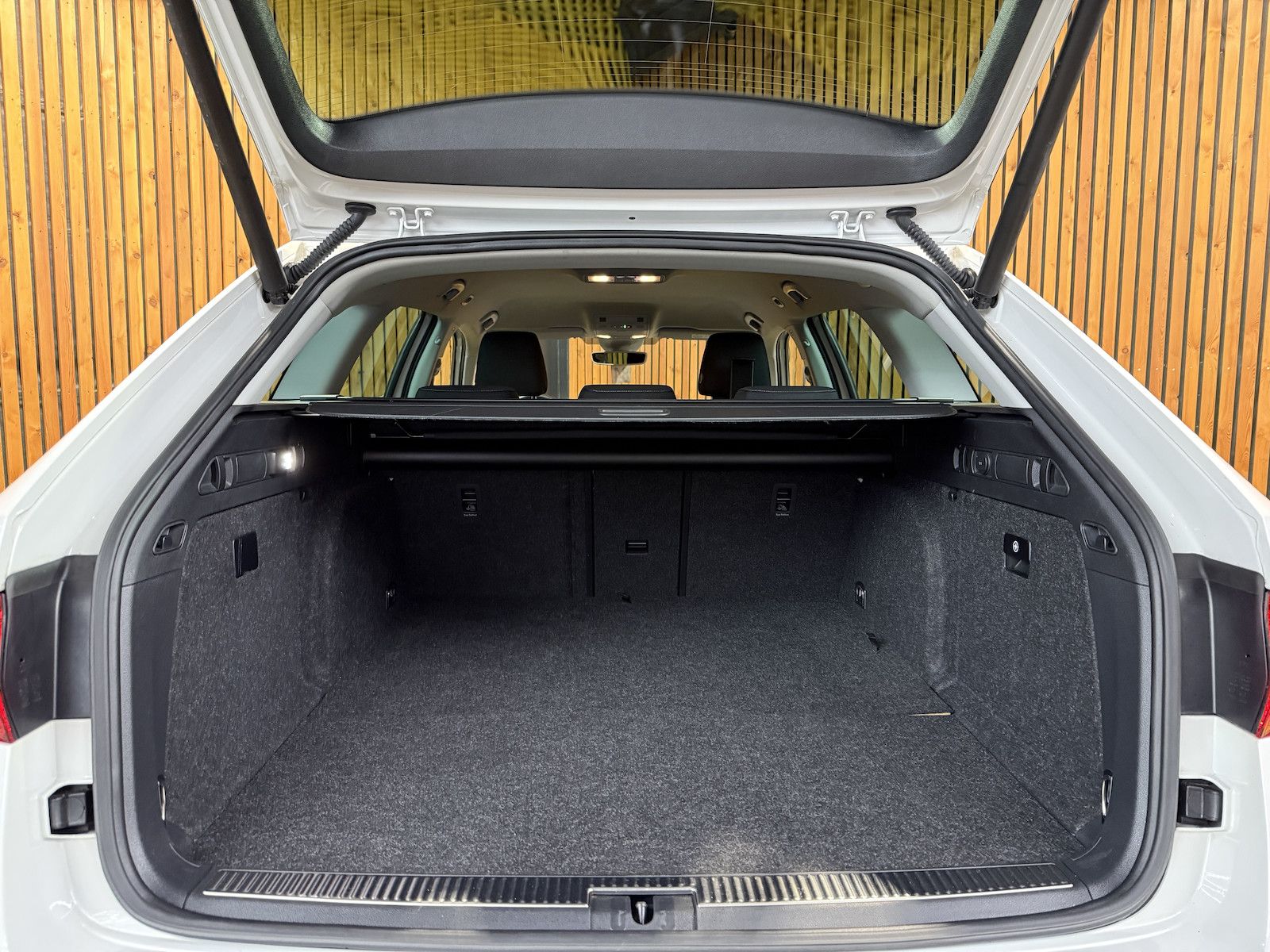 Fahrzeugabbildung SKODA Superb Combi TSI iV DSG *Navi*Virt*Kam*Kessy*DCC