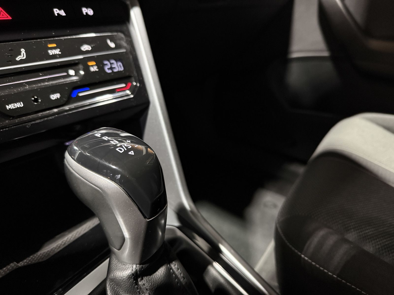 Fahrzeugabbildung Volkswagen T-Roc 1,5 TSI Life DSG *LED*Kam*Virtual*App*ACC*