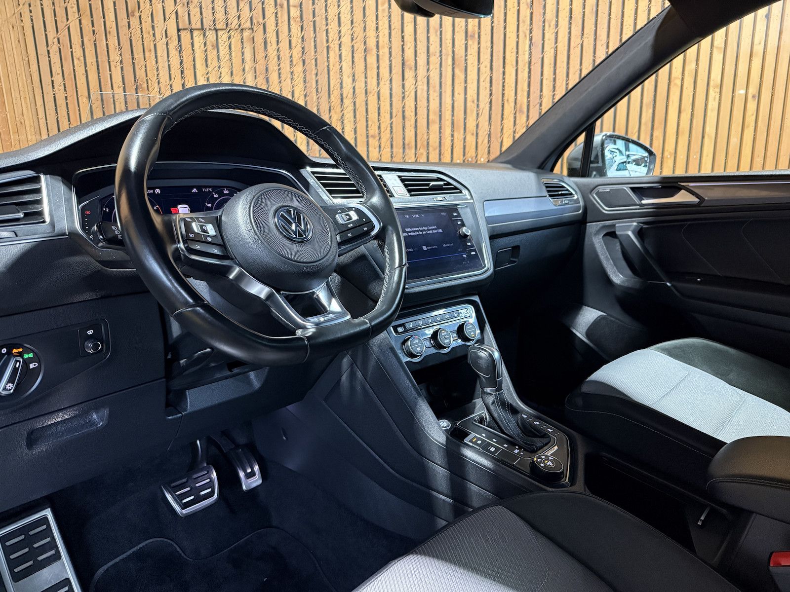 Fahrzeugabbildung Volkswagen Tiguan Allspace 2,0TSI 4M R-Line*Navi*Kam*AHK*VC