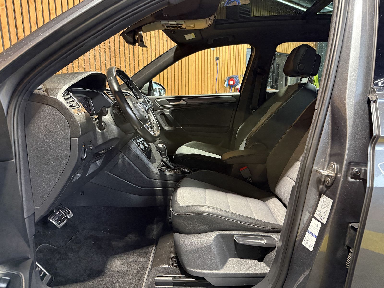 Fahrzeugabbildung Volkswagen Tiguan Allspace 2,0TSI 4M R-Line*Navi*Kam*AHK*VC