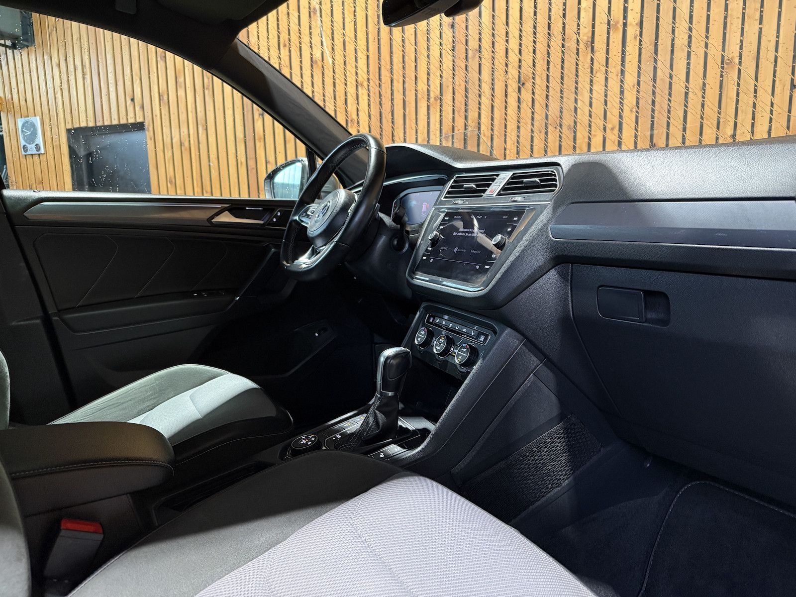 Fahrzeugabbildung Volkswagen Tiguan Allspace 2,0TSI 4M R-Line*Navi*Kam*AHK*VC