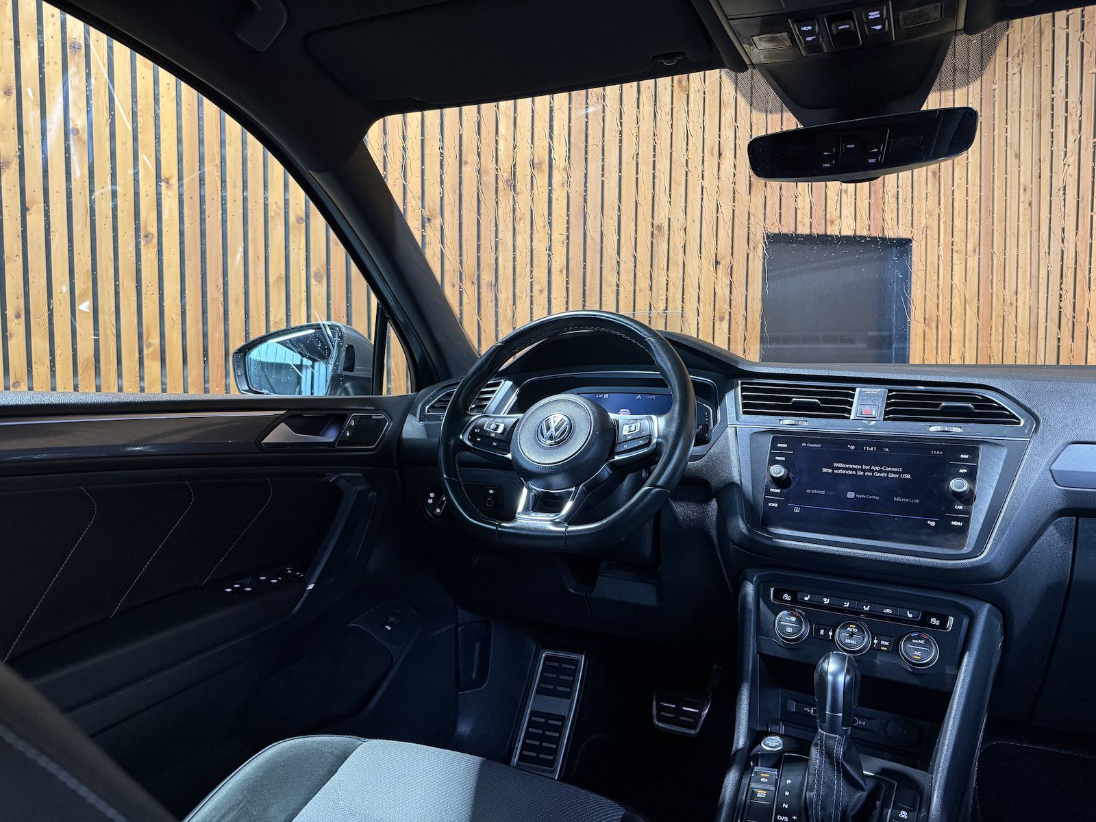 Fahrzeugabbildung Volkswagen Tiguan Allspace 2,0TSI 4M R-Line*Navi*Kam*AHK*VC