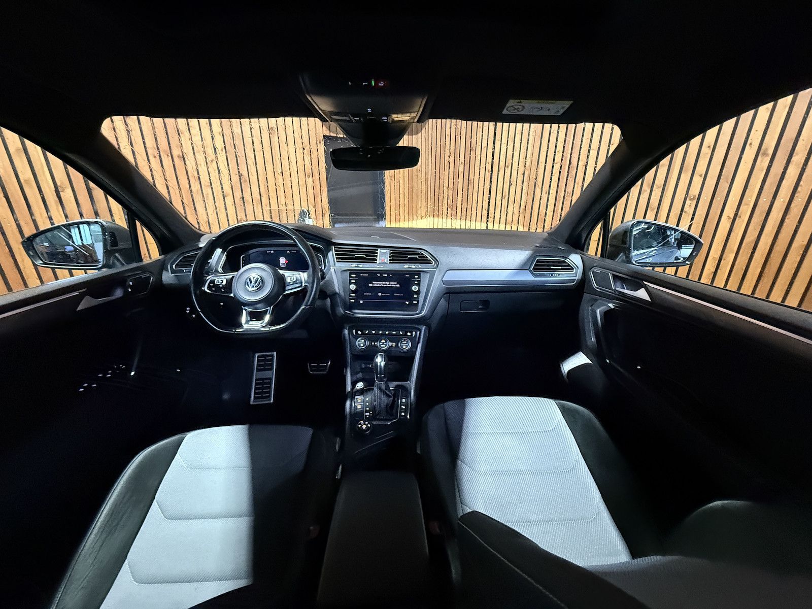 Fahrzeugabbildung Volkswagen Tiguan Allspace 2,0TSI 4M R-Line*Navi*Kam*AHK*VC