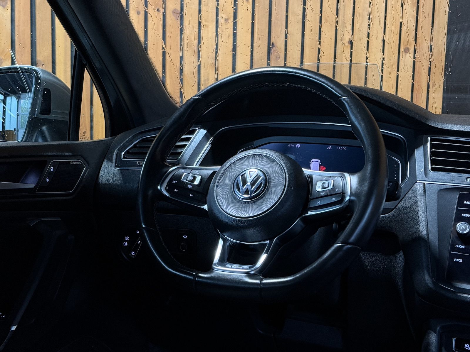 Fahrzeugabbildung Volkswagen Tiguan Allspace 2,0TSI 4M R-Line*Navi*Kam*AHK*VC