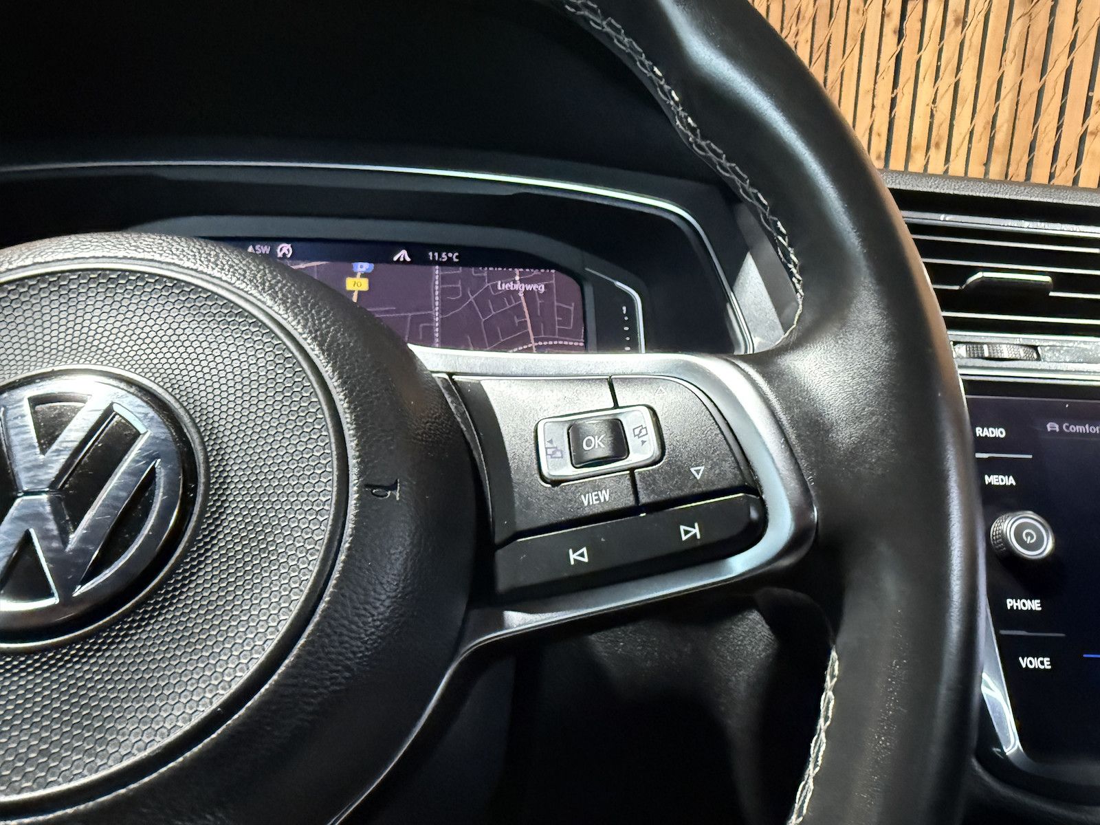 Fahrzeugabbildung Volkswagen Tiguan Allspace 2,0TSI 4M R-Line*Navi*Kam*AHK*VC