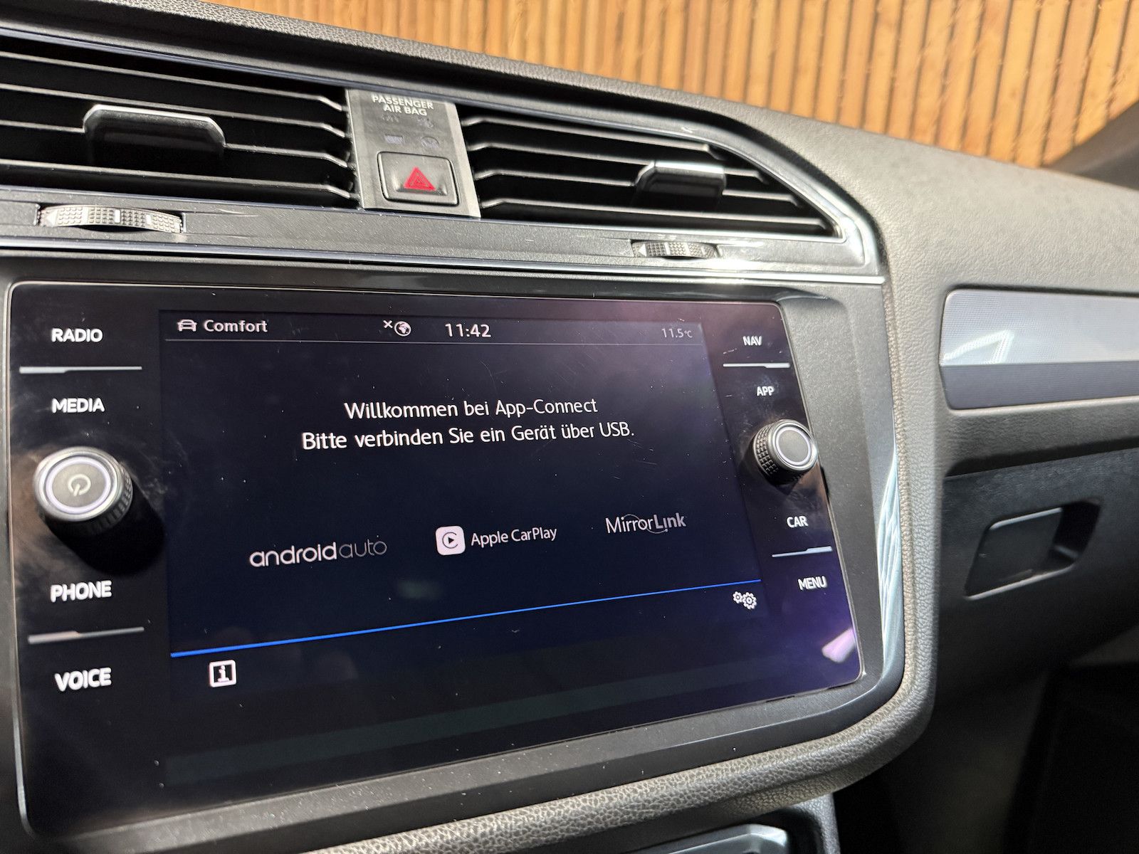 Fahrzeugabbildung Volkswagen Tiguan Allspace 2,0TSI 4M R-Line*Navi*Kam*AHK*VC