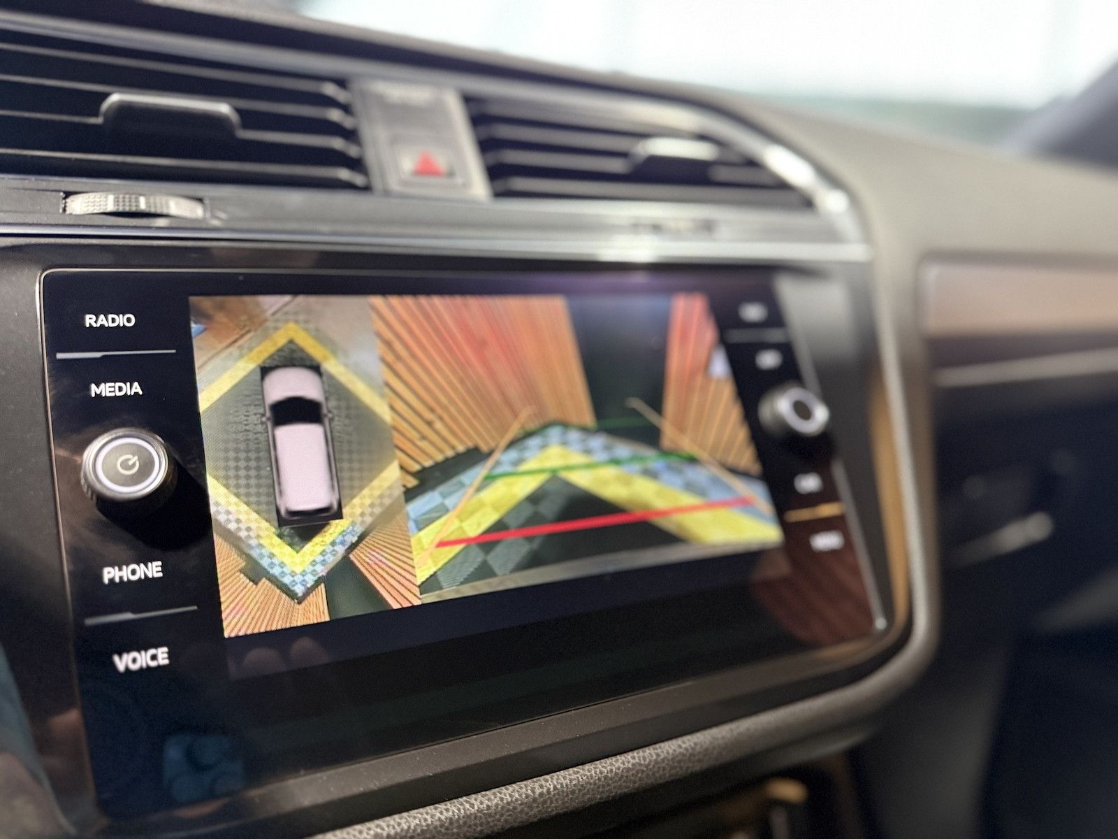 Fahrzeugabbildung Volkswagen Tiguan Allspace 2,0TSI 4M R-Line*Navi*Kam*AHK*VC