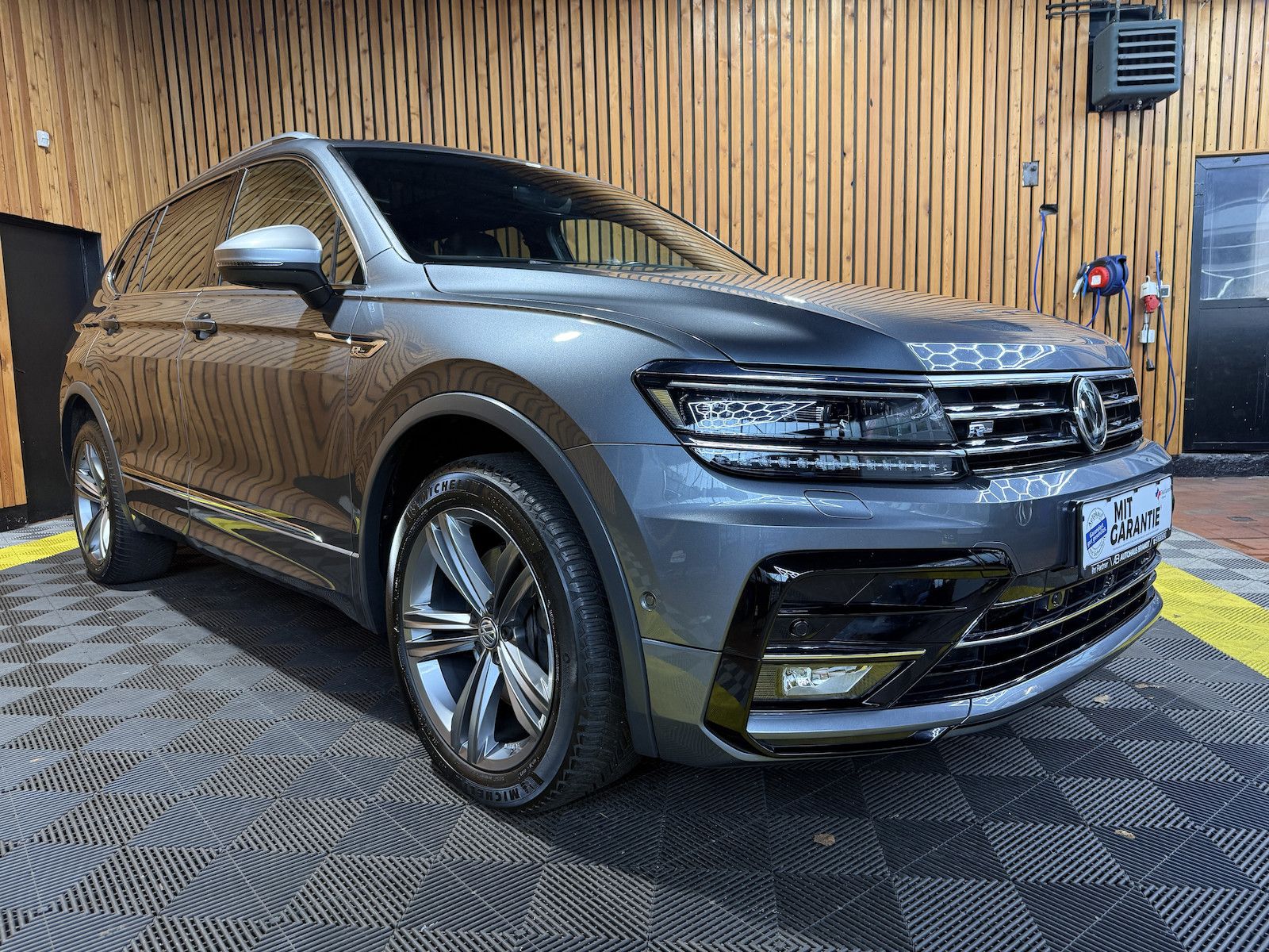 Fahrzeugabbildung Volkswagen Tiguan Allspace 2,0TSI 4M R-Line*Navi*Kam*AHK*VC
