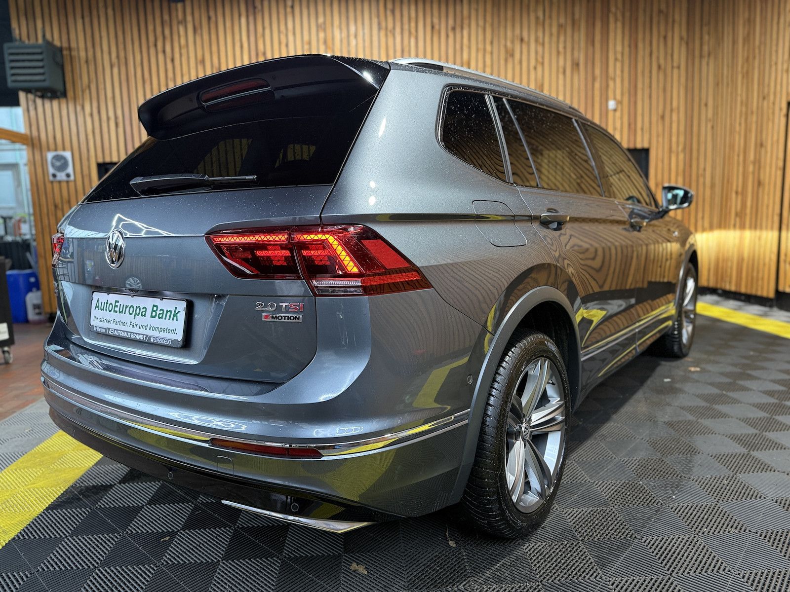 Fahrzeugabbildung Volkswagen Tiguan Allspace 2,0TSI 4M R-Line*Navi*Kam*AHK*VC