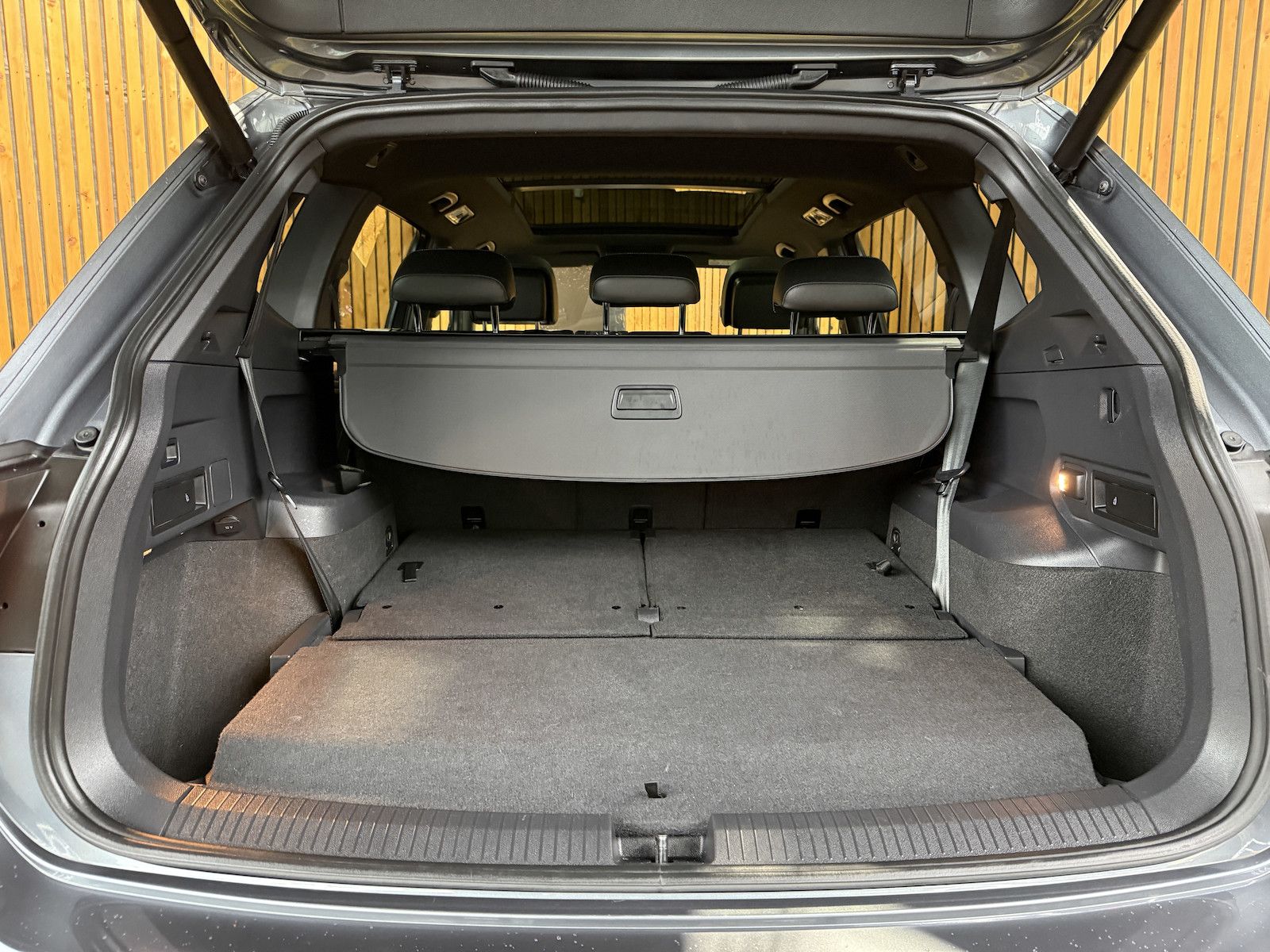 Fahrzeugabbildung Volkswagen Tiguan Allspace 2,0TSI 4M R-Line*Navi*Kam*AHK*VC