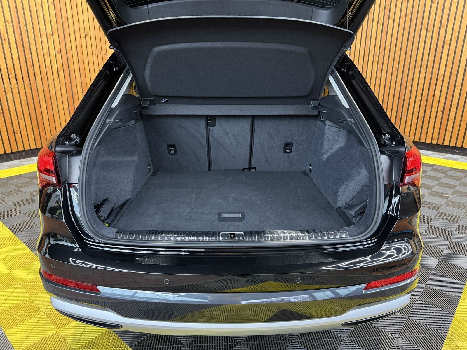 Fahrzeugabbildung Audi Q3 35TDI advanced Aut. Navi+*LED*Virtual*Kam*AHK