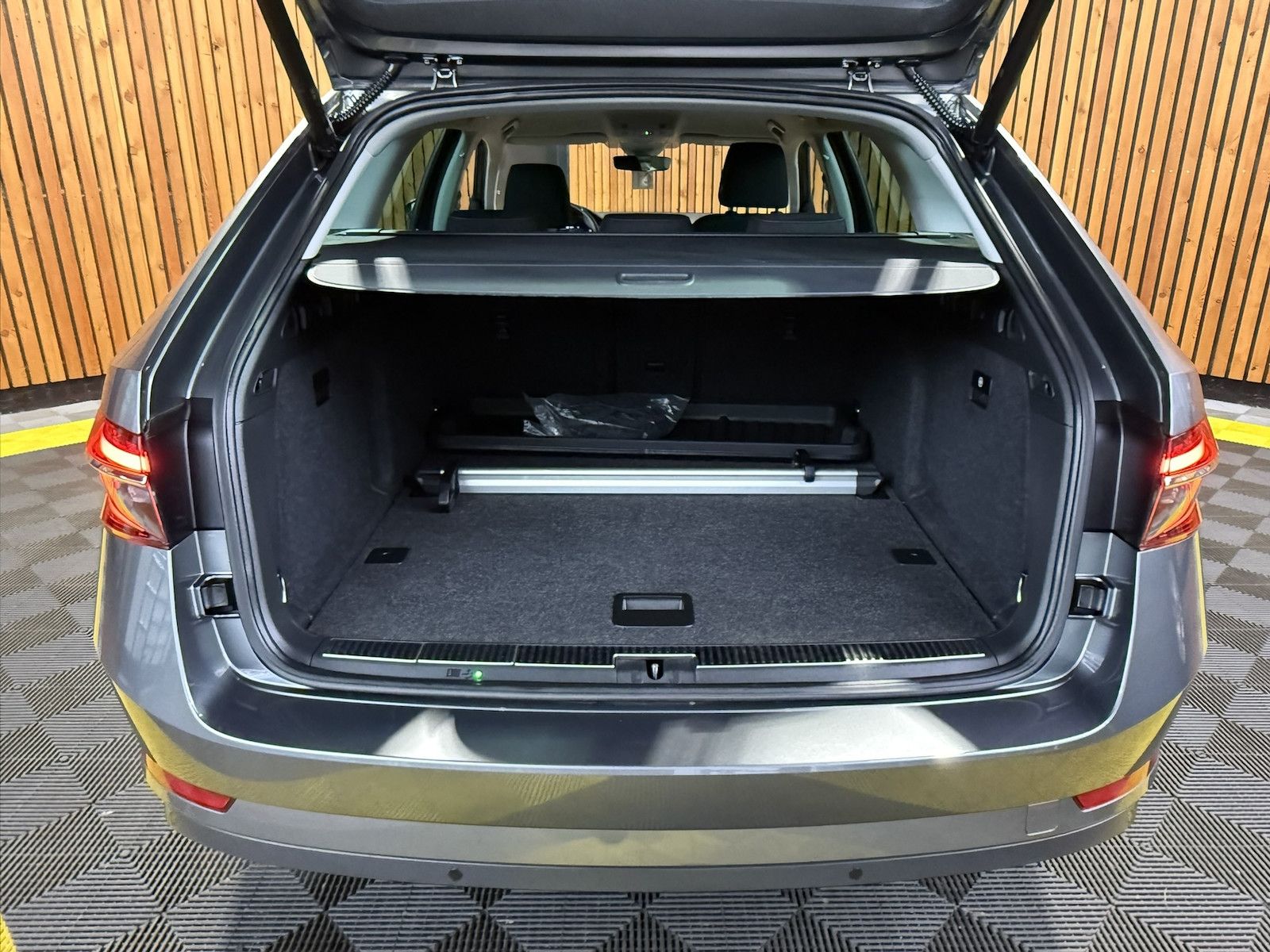 Fahrzeugabbildung SKODA Superb Combi Style 1,5 TSI DSG Navi*Virt*Kam*AHK