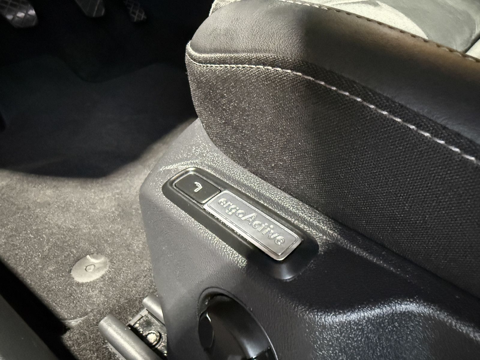 Fahrzeugabbildung Volkswagen T-Roc TSI Style *Navi*LED*Virtual*ACC*App