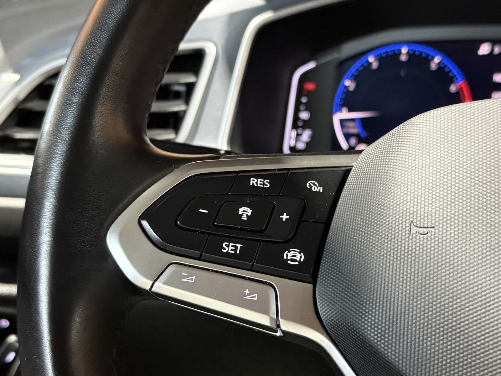 Fahrzeugabbildung Volkswagen T-Roc TSI Style *Navi*LED*Virtual*ACC*App