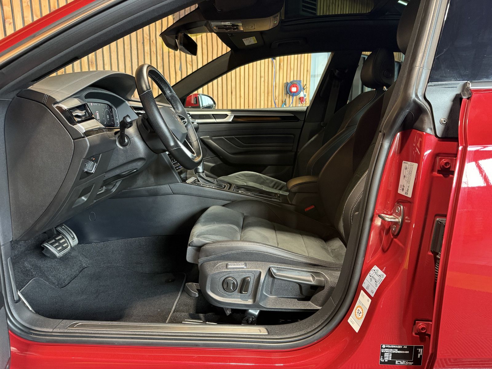 Fahrzeugabbildung Volkswagen Arteon 1.4 eHybrid SB. R-Line *Navi*IQ*Kam*Pano*