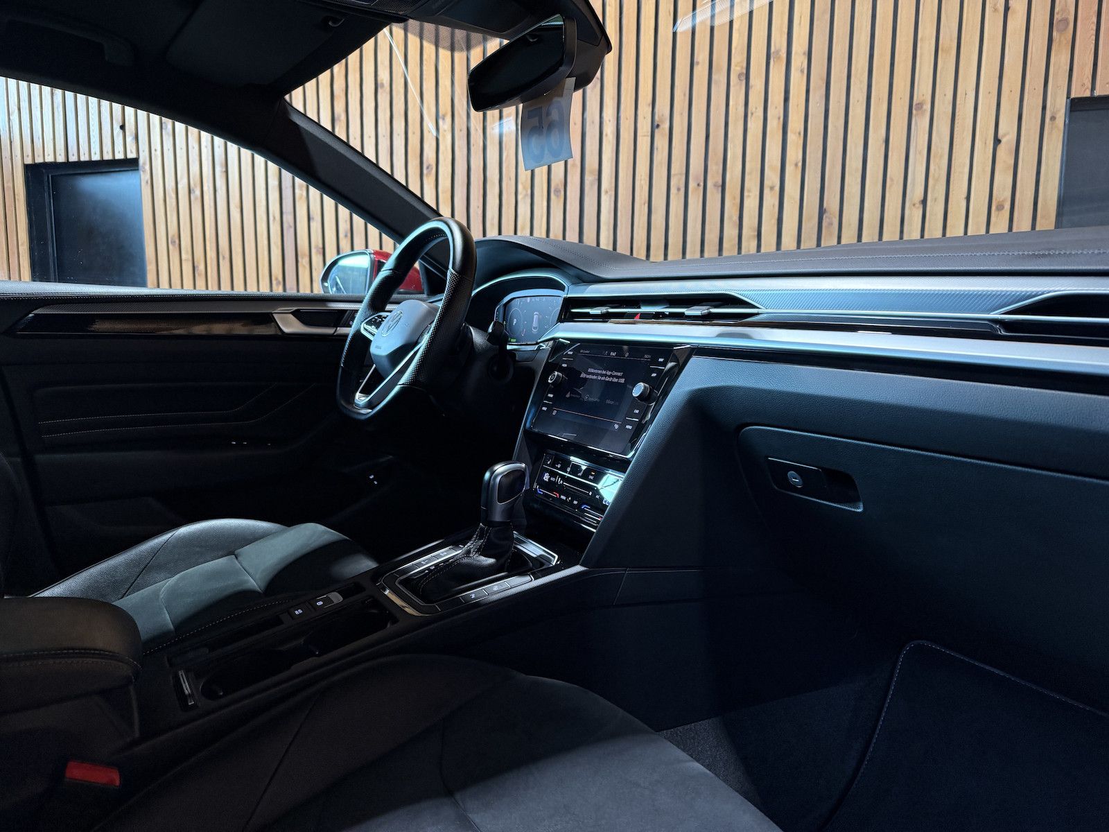 Fahrzeugabbildung Volkswagen Arteon 1.4 eHybrid SB. R-Line *Navi*IQ*Kam*Pano*